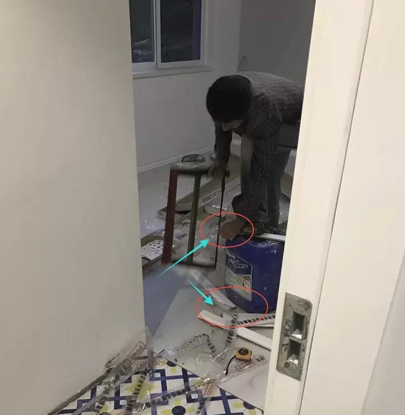 装修木地板怎么铺视频教程,装修铺强化木地板避坑攻略
