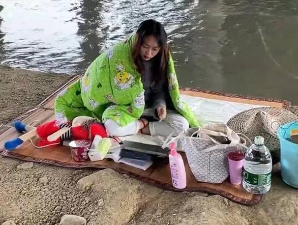 女子创业失败，身无分文的她居住在桥底，不惧严寒，不忘学习