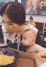 伴娘蹲角落里玩手机,伴娘躲在角落玩手机很漂亮