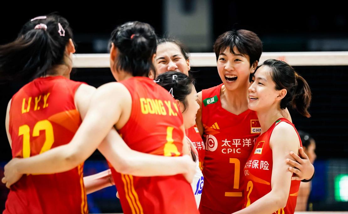 这一刻，振奋人心，中国队掀翻劲敌，10-12到15-12翻盘，欢庆胜利