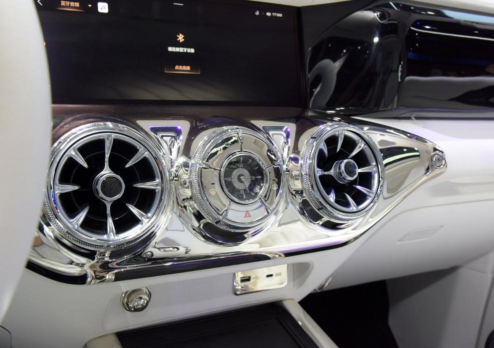 未上市就被抢空，车尾带“小书包”内饰科幻，带你看赛博坦克300