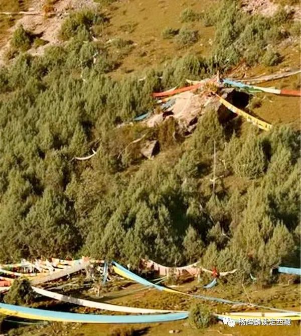 读走*藏西**·昌都|日沃白玛神山,一朵在绿毯中盛开的莲花