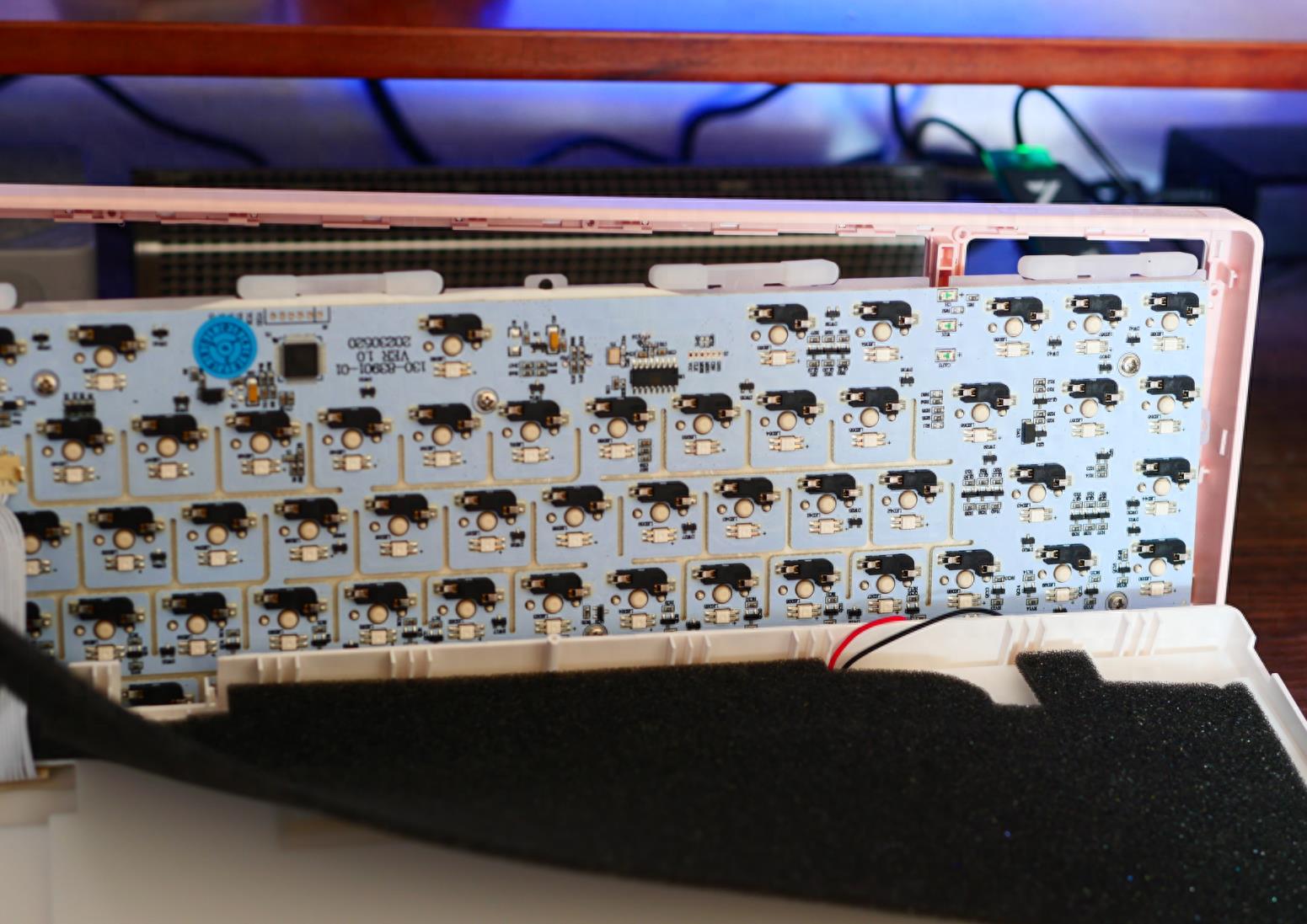 终于开始卷小配列了，好看好用还要好听，RK65机械键盘拆解评测