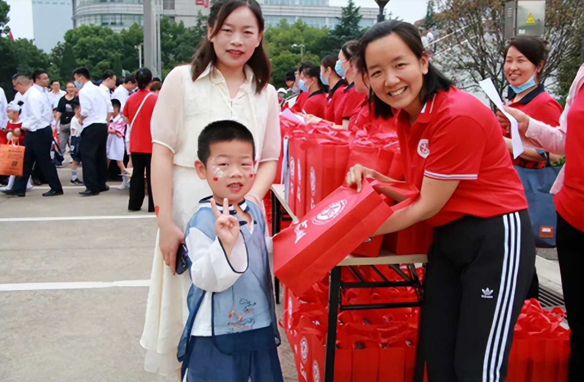 合肥市长江路幼儿园教育集团:举行“炫彩童年筑梦想舞动六一乐成长”庆六一亲子舞展示活动