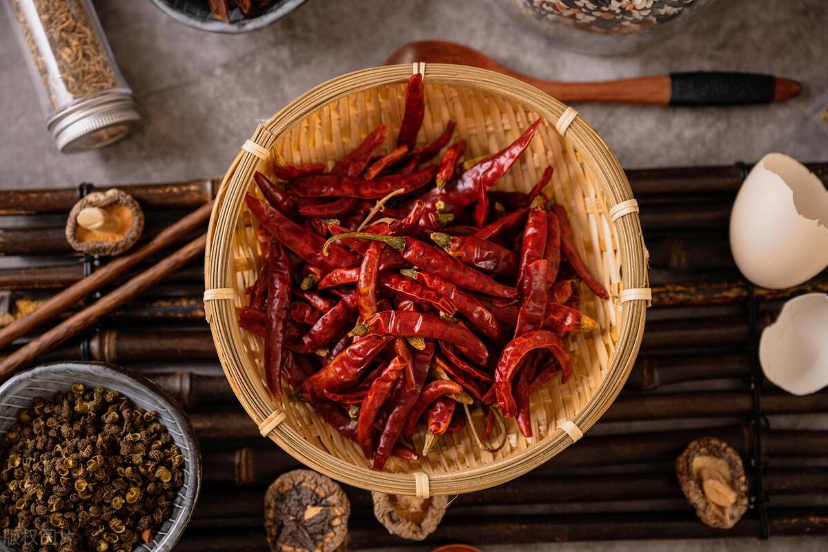 耳朵嗡嗡响忌口吗,耳朵一直嗡嗡响吃什么药最好