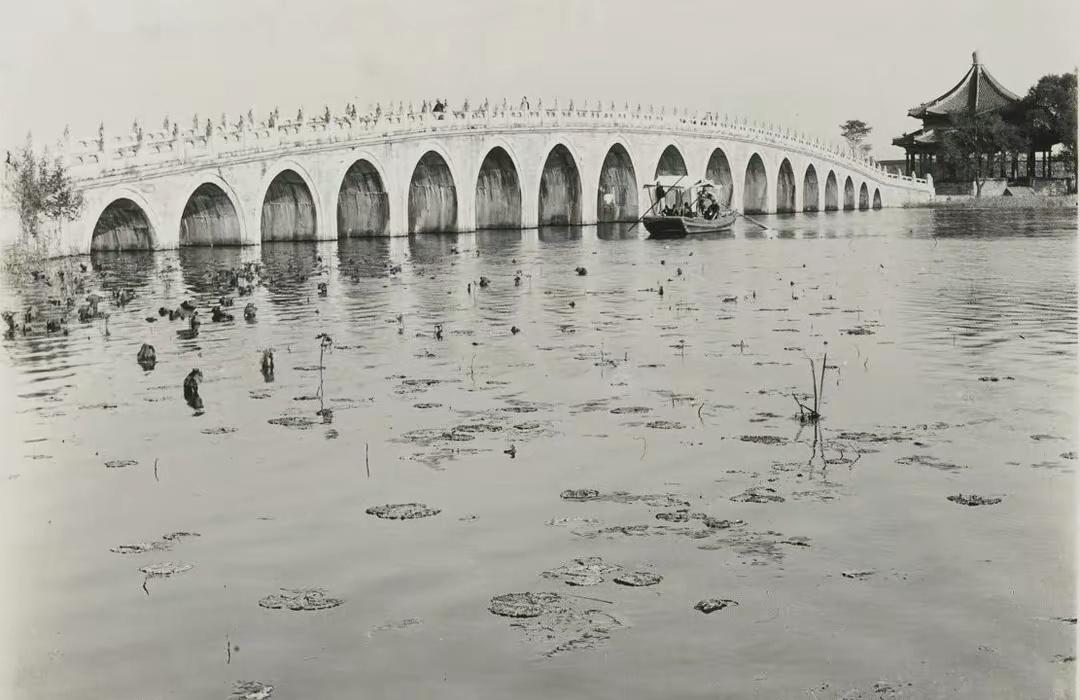 日军当着国军的面杀俘虏,日军侵华兽行