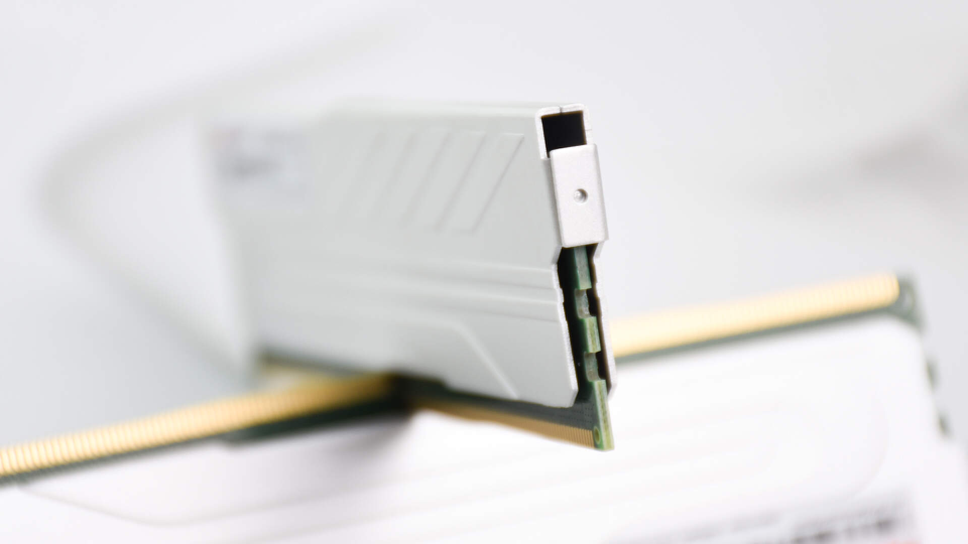 金百达银爵DDR56400内存：海力士原装A-die颗粒，终身质保无忧