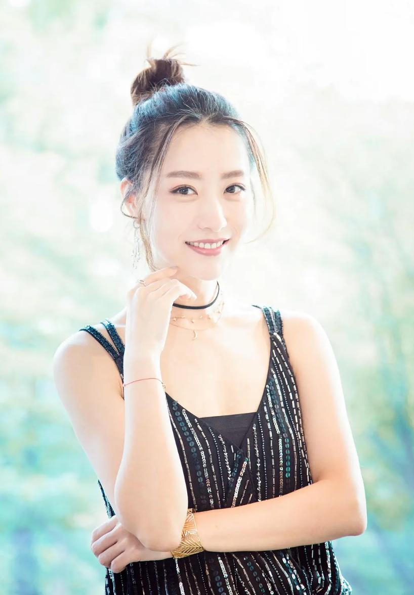 她是英皇在内地一姐,靠成龙力捧出演《神话》,礼服事件备受争议