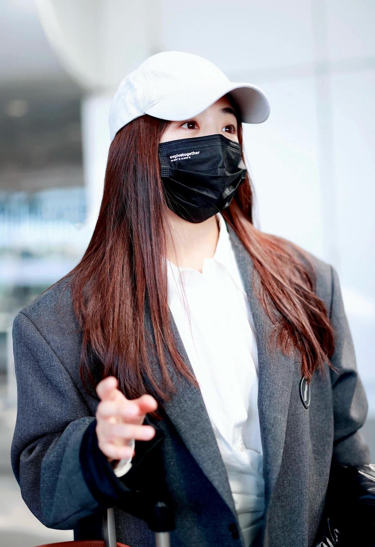 张含韵穿搭成熟,张含韵穿黑西装