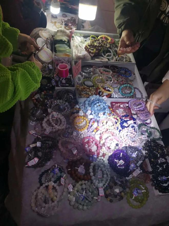 北京盘串小学生,盘串的小学生挤满北京潘家园