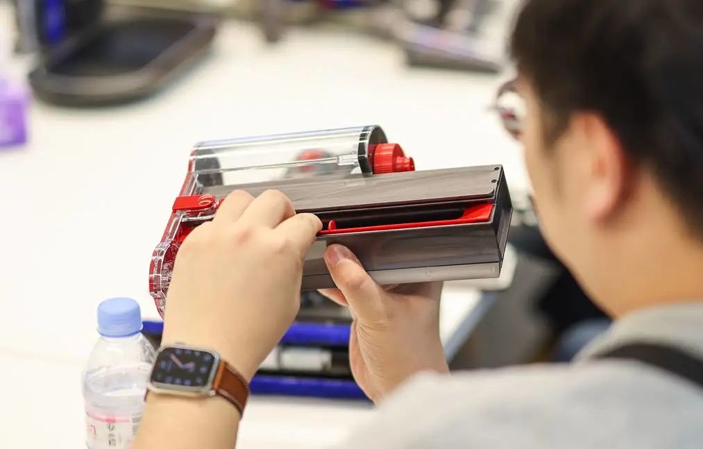 戴森吸尘器配的洗地刷头是正品吗,戴森吸尘器有洗地的功能吗