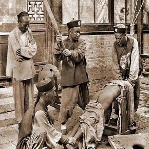 日军日记：*安妇慰**不服从管教，我很愤怒，用*刀刺**插入她的*体下**