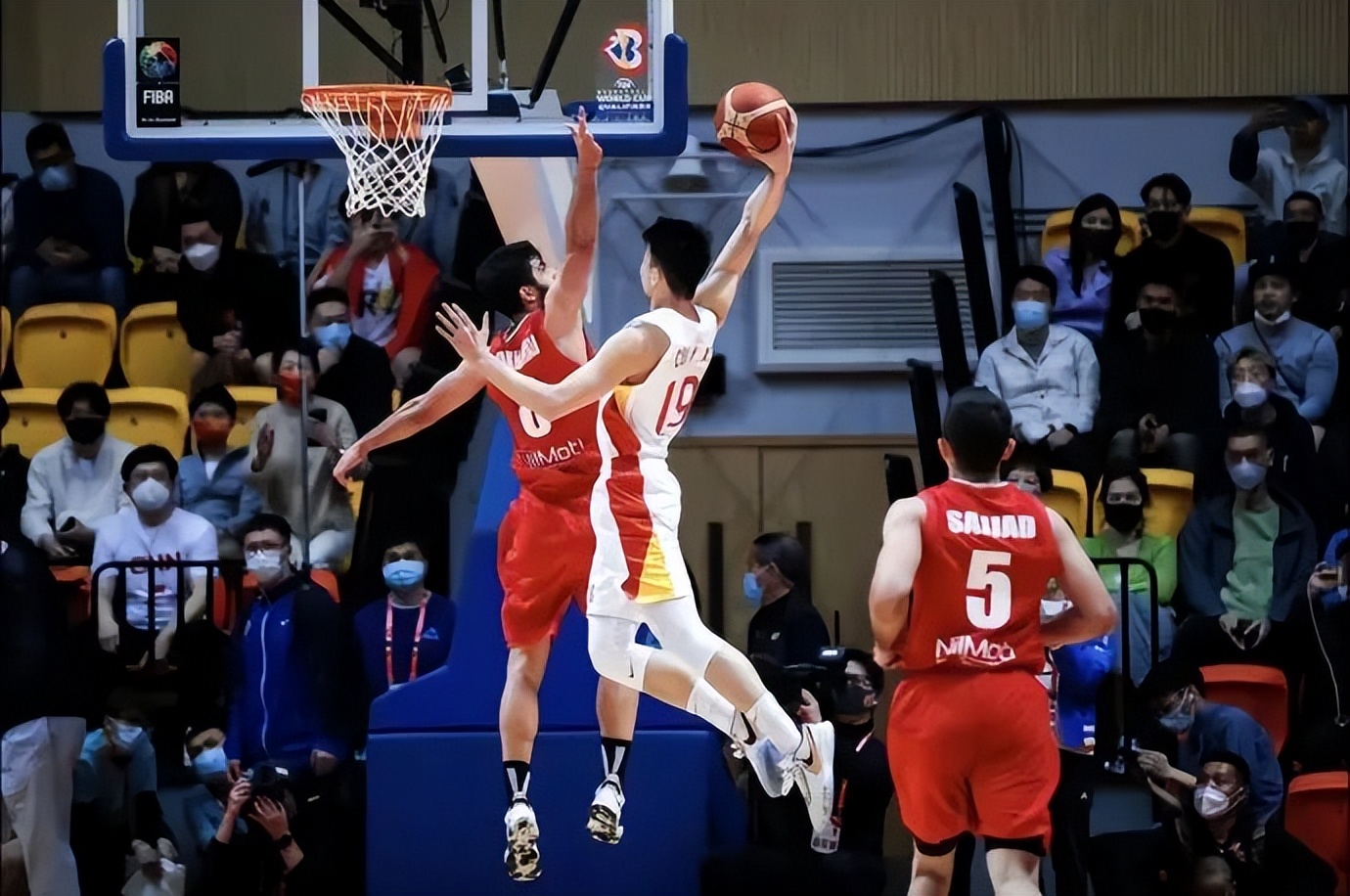 中伊之战最大收获乔帅终找到男篮外线组合说明书