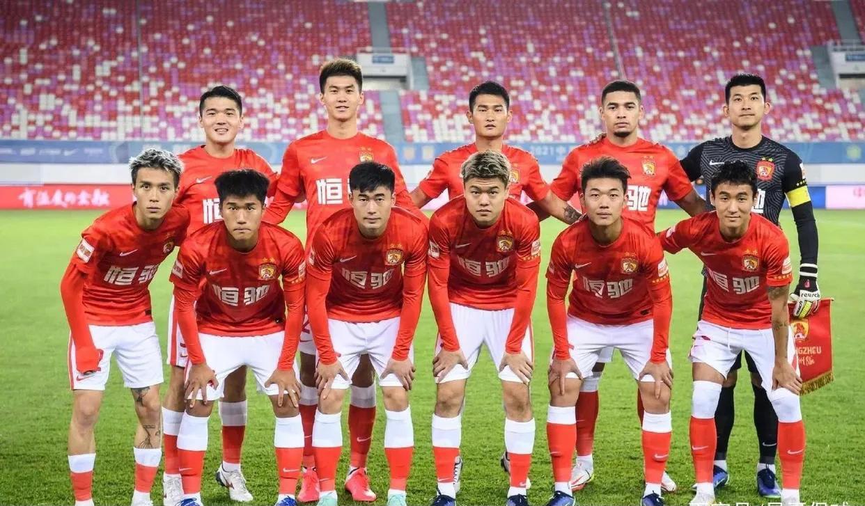 感动！郑智无愧是广州恒大的支柱，赛后一举动感动球迷