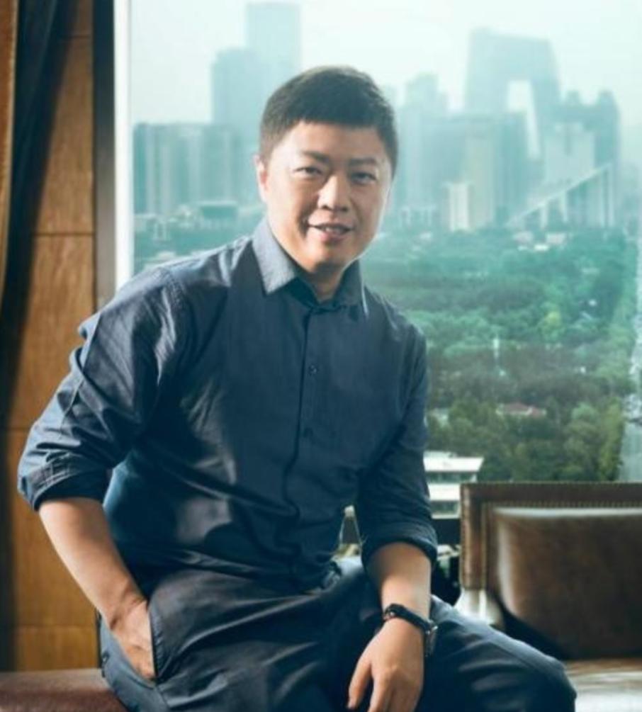 “资本大鳄”王冉：51岁娶小17岁童瑶，凭一己之力“捧红”娇妻