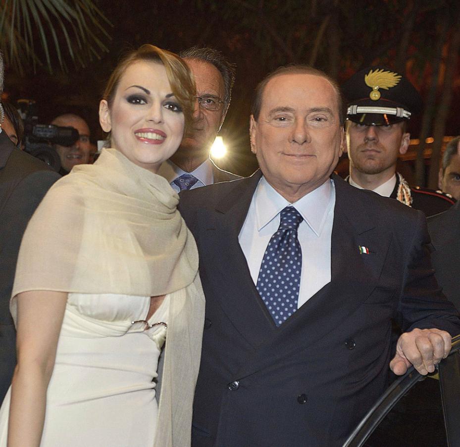 85岁意大利前总理：丑闻缠身专搞“爷孙恋”，三婚娶32岁金发女友