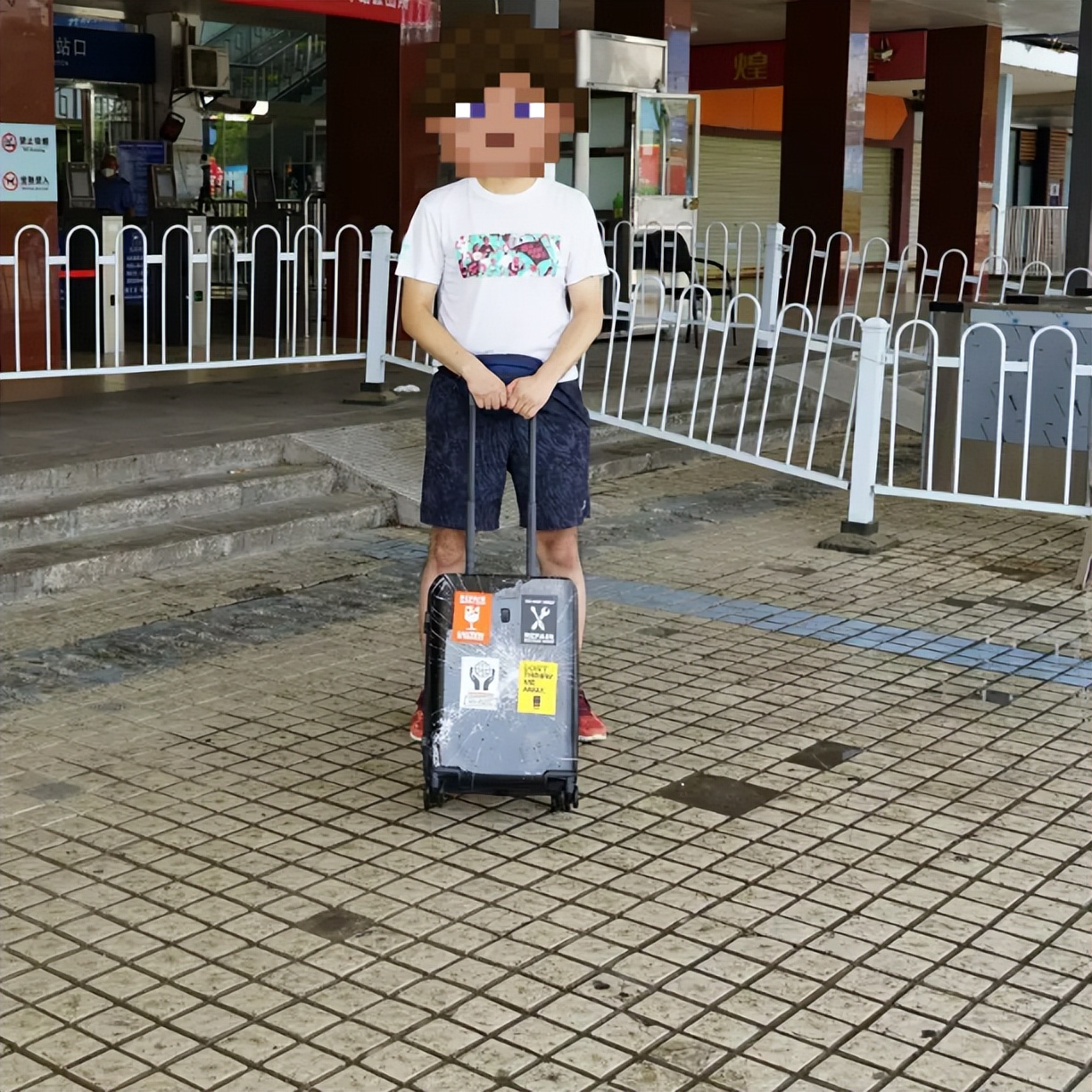 地平线八号行李箱周杰伦代言的吗,地平线行李箱周董