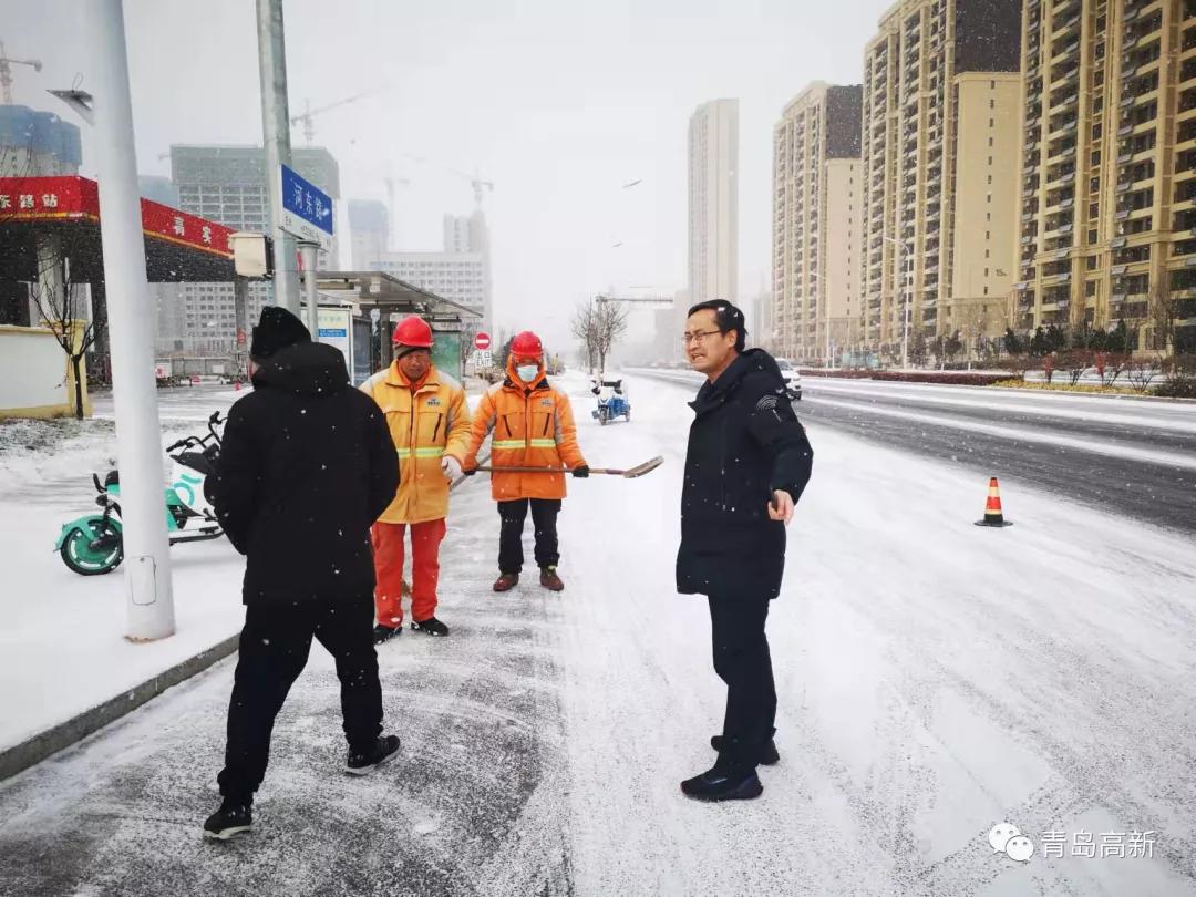 浴“雪”奋战!高新城维公司全力以赴保障道路通畅