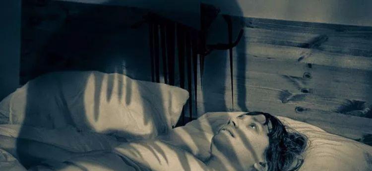 为什么鬼压床脚动一动就可以缓解,梦到鬼压床动不了什么意思