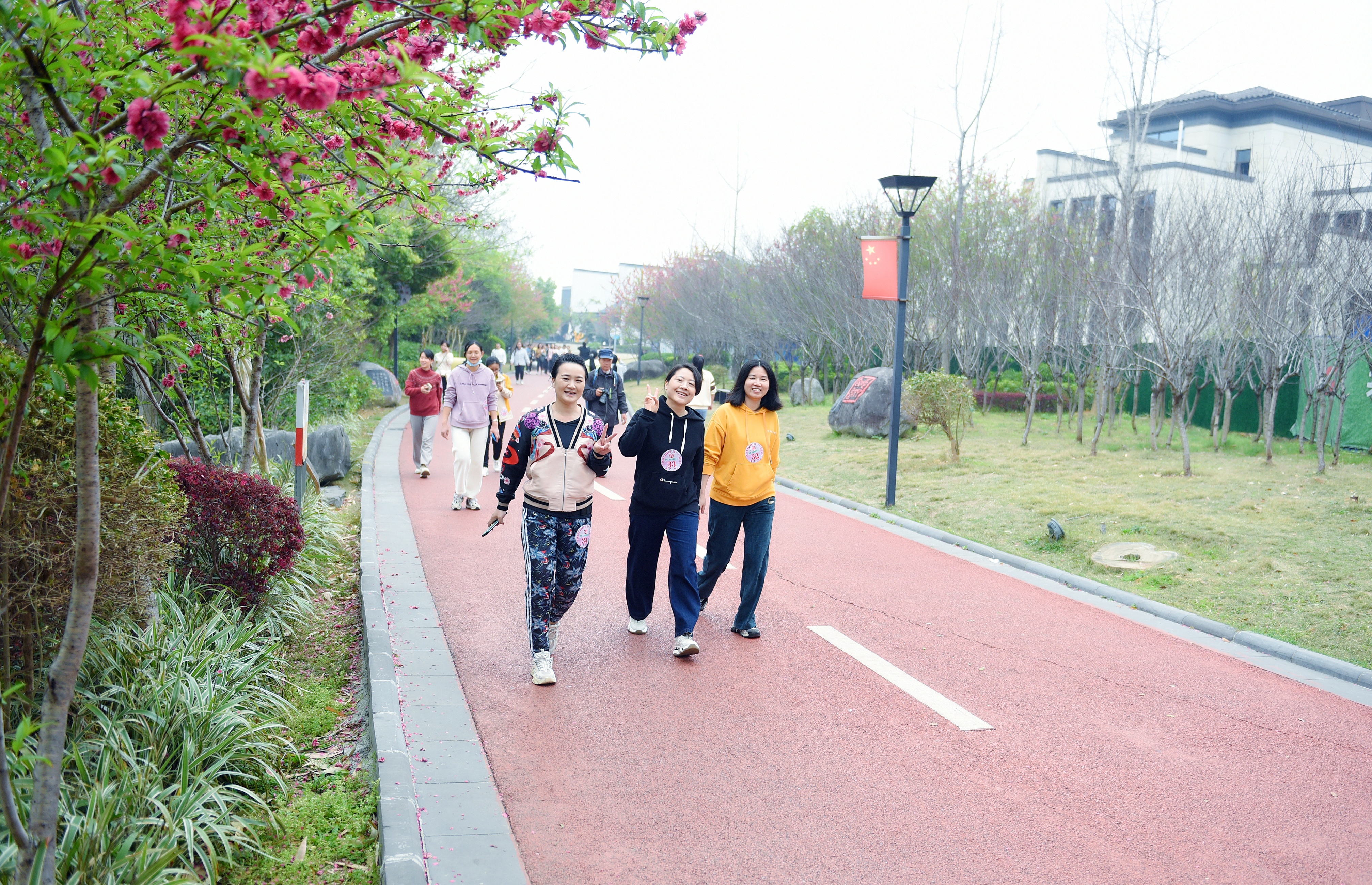 美女们嗨翻了！桂林市秀峰区举行庆祝“三八”国际妇女节巾帼·秀峰健康竞步走活动