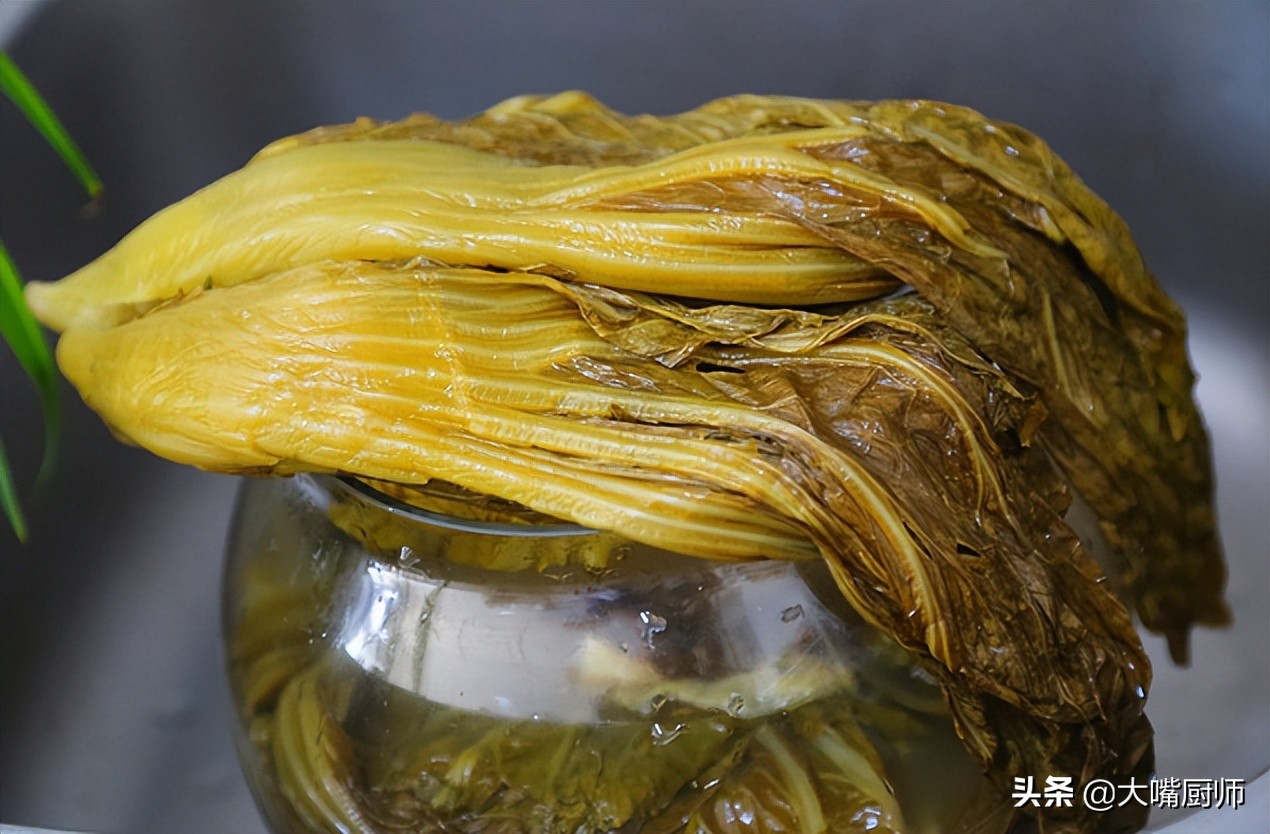 水腌酸菜的正确方法,腌酸菜放盐么