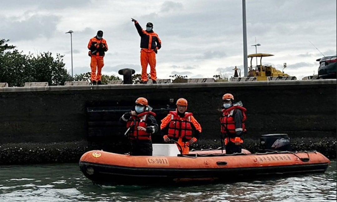 台湾一大学28名学生寒流中划独木舟落海，校方发道歉声明