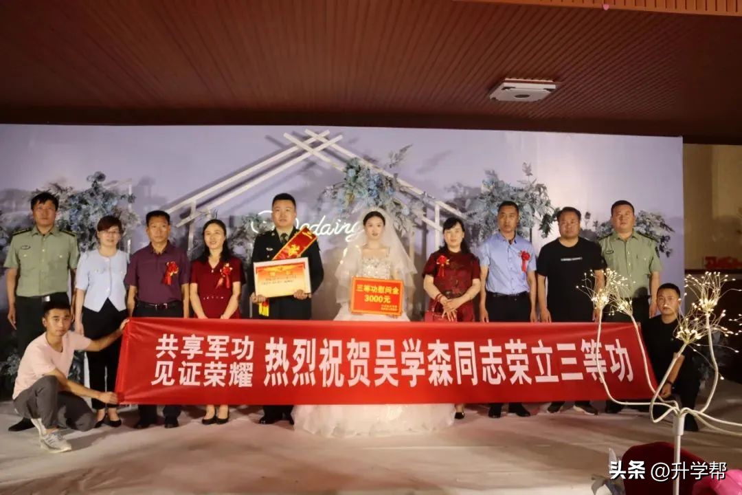 军人结婚现场送立功喜报视频大全,军人夫妻穿军装结婚现场送喜报