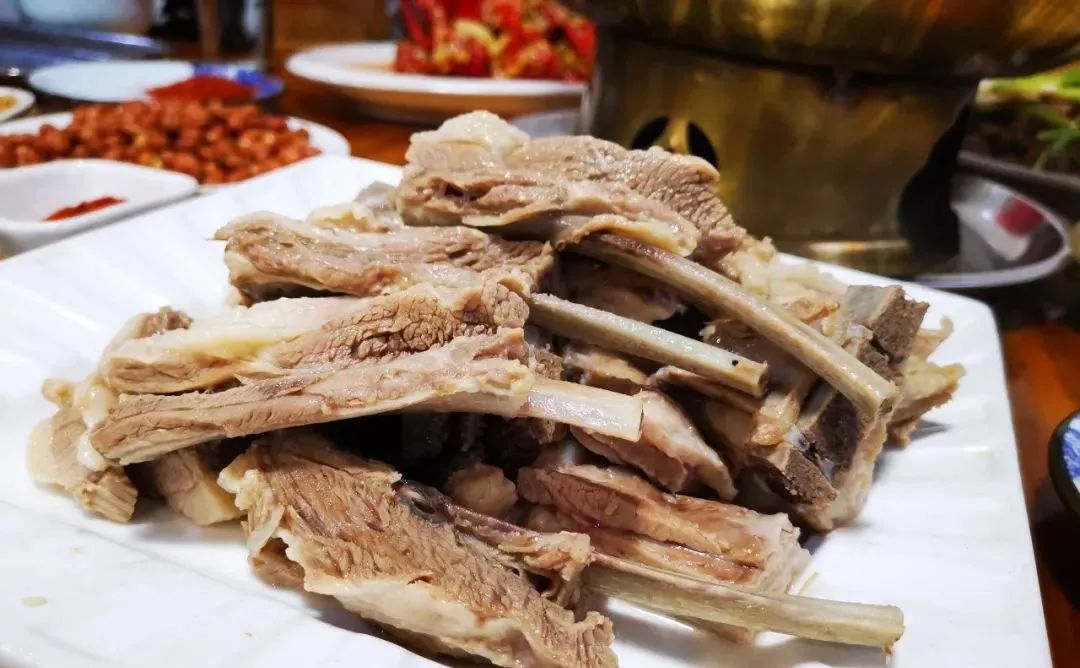 来都江堰的山间溪畔赴一场“好食光”！青山间的火锅店、花园里的小食堂......赏景美食两不误~