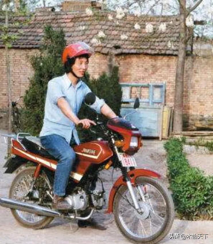 三十多年前的一张老照片,村里第一辆摩托车
