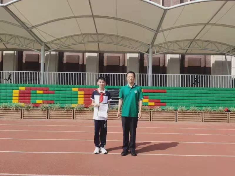 拿奖到手软的学生,拿奖状拿到手软