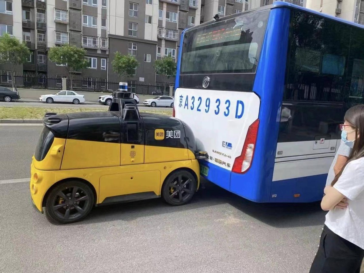 美团无人配送车被撞,美团智能无人车被撞