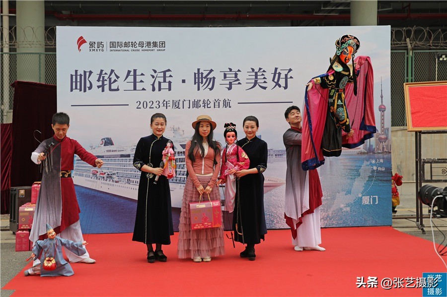 悬挂五星红旗豪华邮轮招商伊敦号，穿过百年历史尘烟再次启航