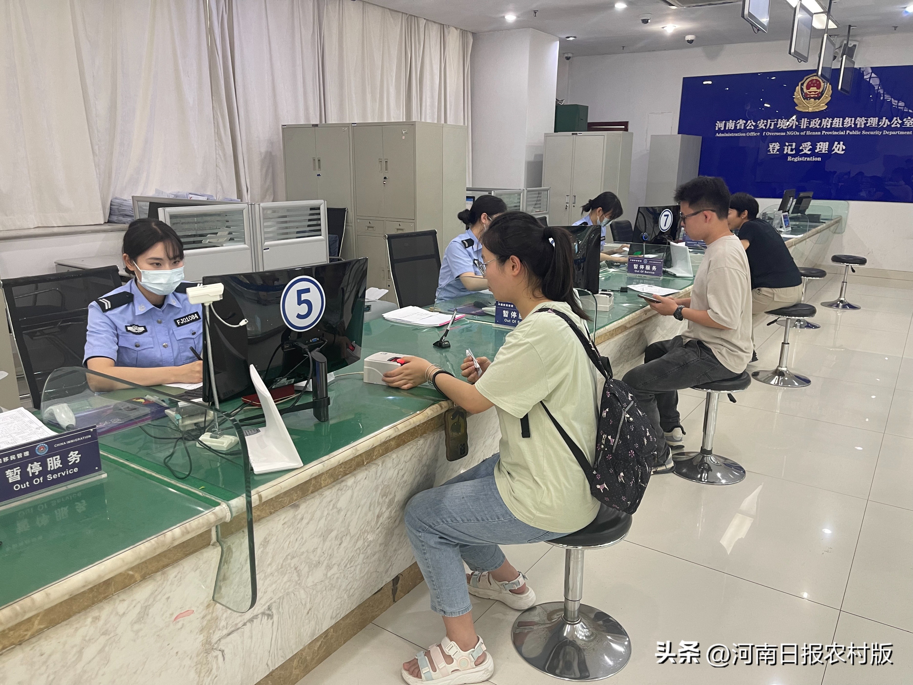 郑州出入境夜间办证,郑州出入境证件办理更方便