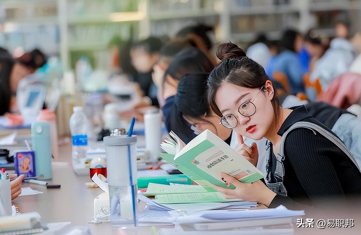 报考这4个专业没必要考研,这几个专业考研后就业前景