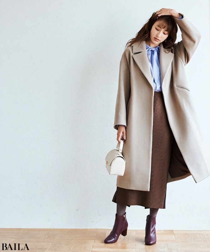 长款百褶裙怎么搭配呢大衣,黑色毛呢大衣配什么颜色百褶裙