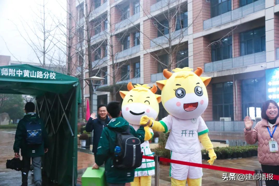 学习榜样向我看齐班会,激励全体学生鼓足干劲向榜样看齐