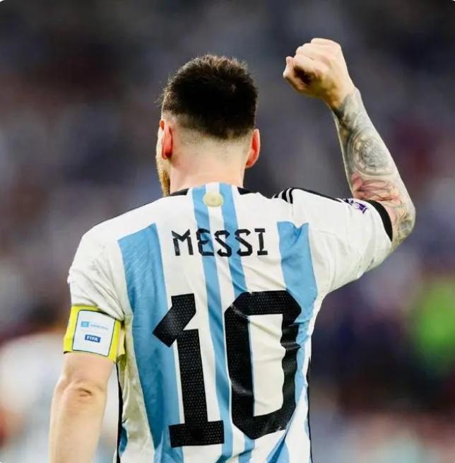 从侏儒到一代球王的传奇经历,梅西从贫民窟里走出的侏儒症