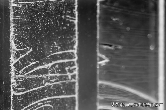 铝合金门窗玻璃总裂,断桥铝门窗玻璃裂了怎么办