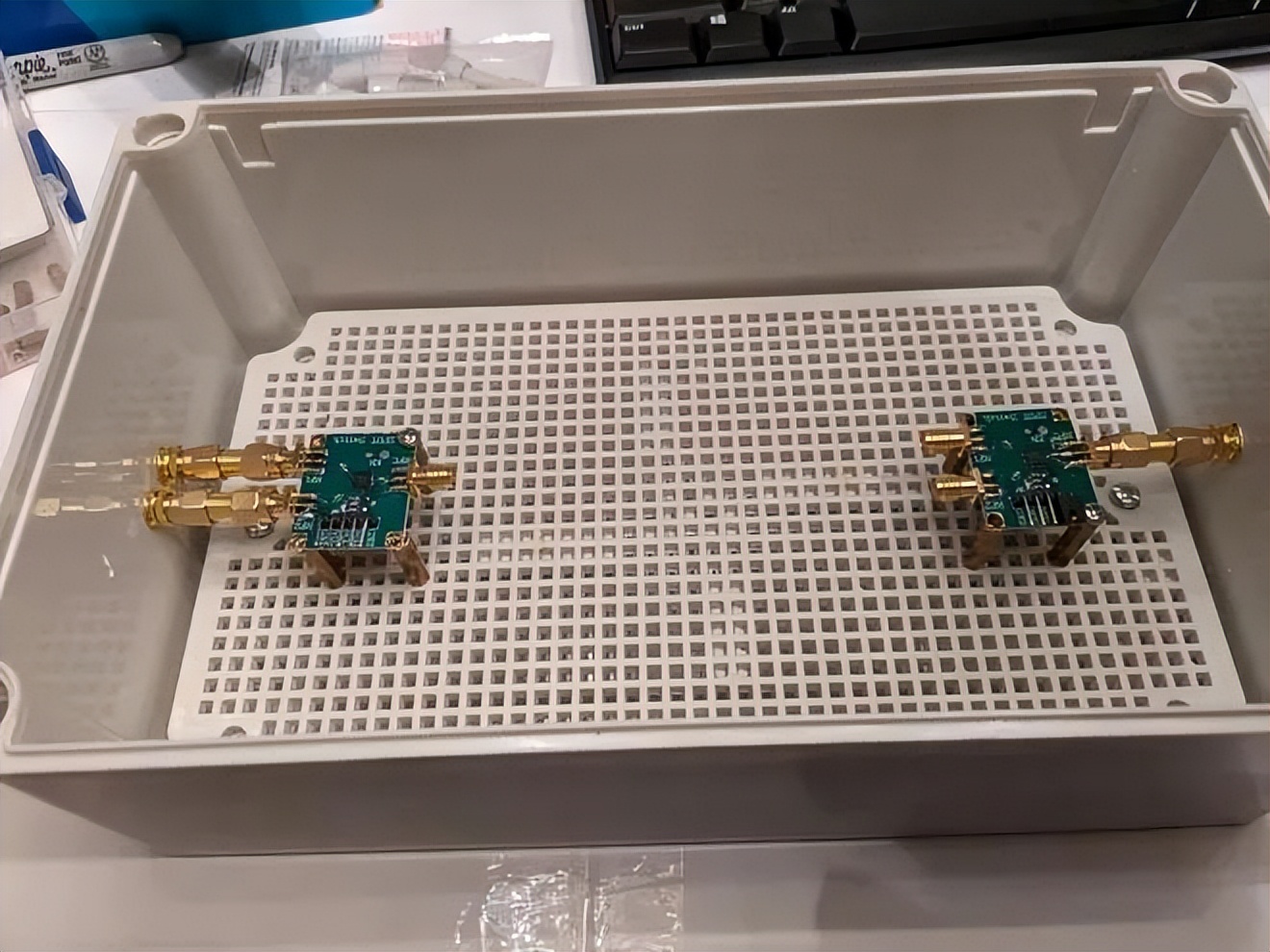 两部SDR接收器之间远程遥控切换天线和音频，解决多频点接收痛点