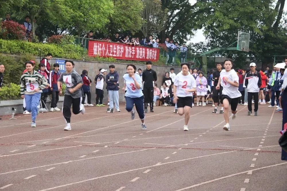 李中学子多矫健运动场上展英姿—李渡中学第四十届田径运动会纪实