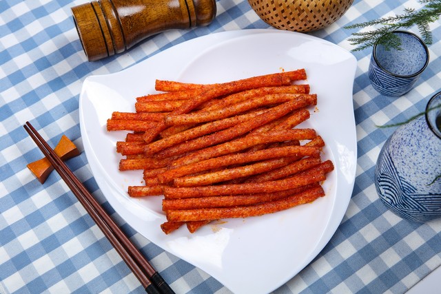 女儿说这几根辣条，当做母亲节你没买衣服的礼物。