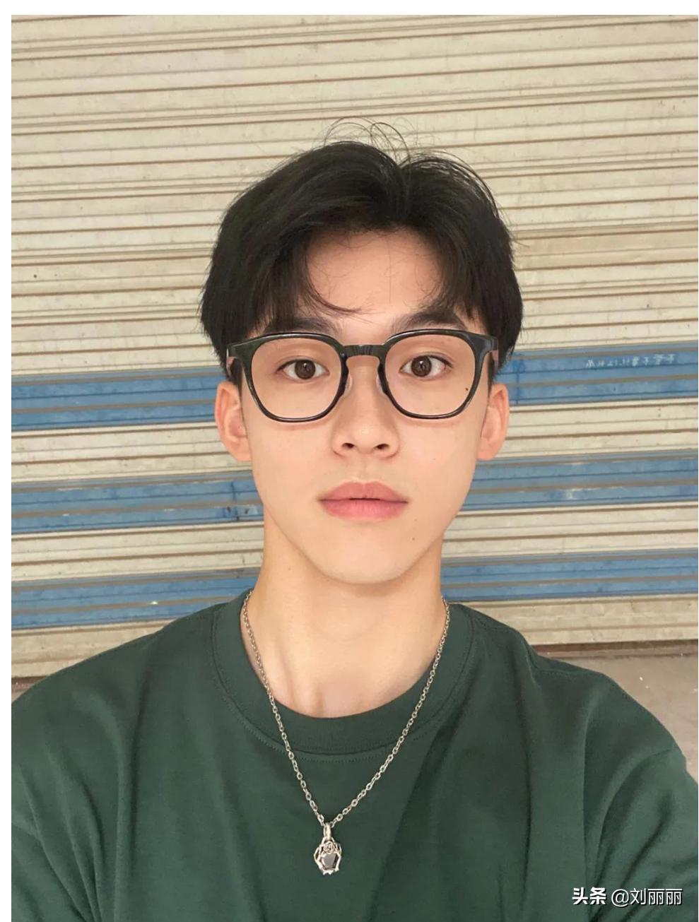 男士发型两边剪短刘海层次感,今年最流行烫什么发型男士