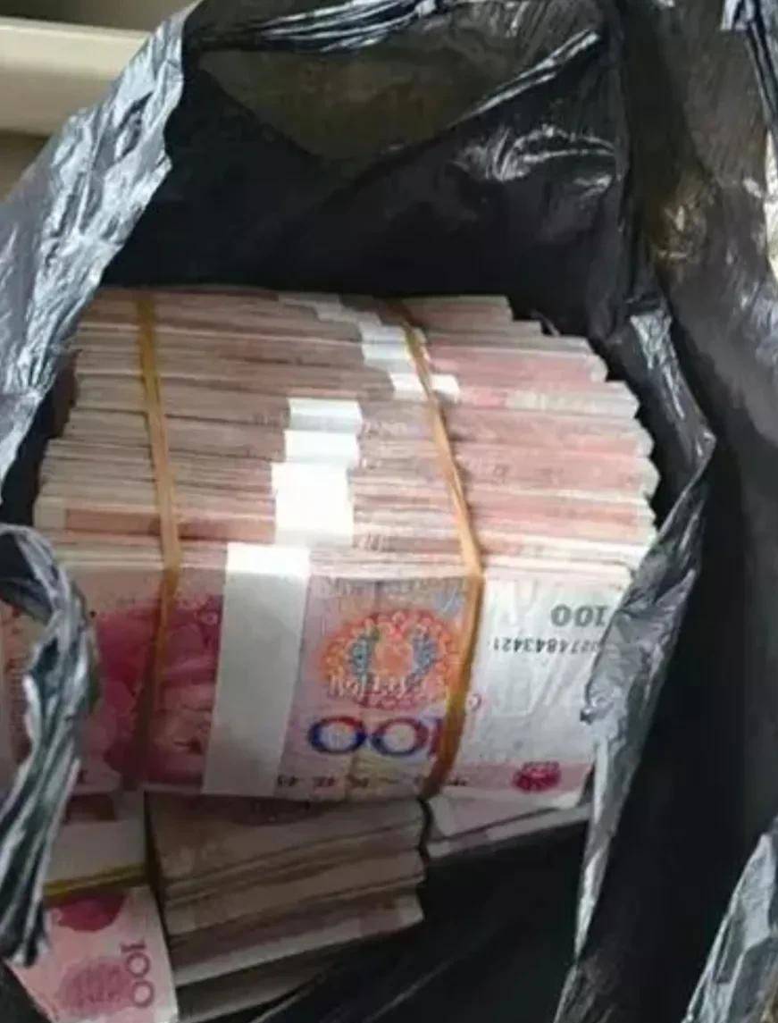 银行账户突然多出100万，一分没花被判无期，银行：系统故障照判