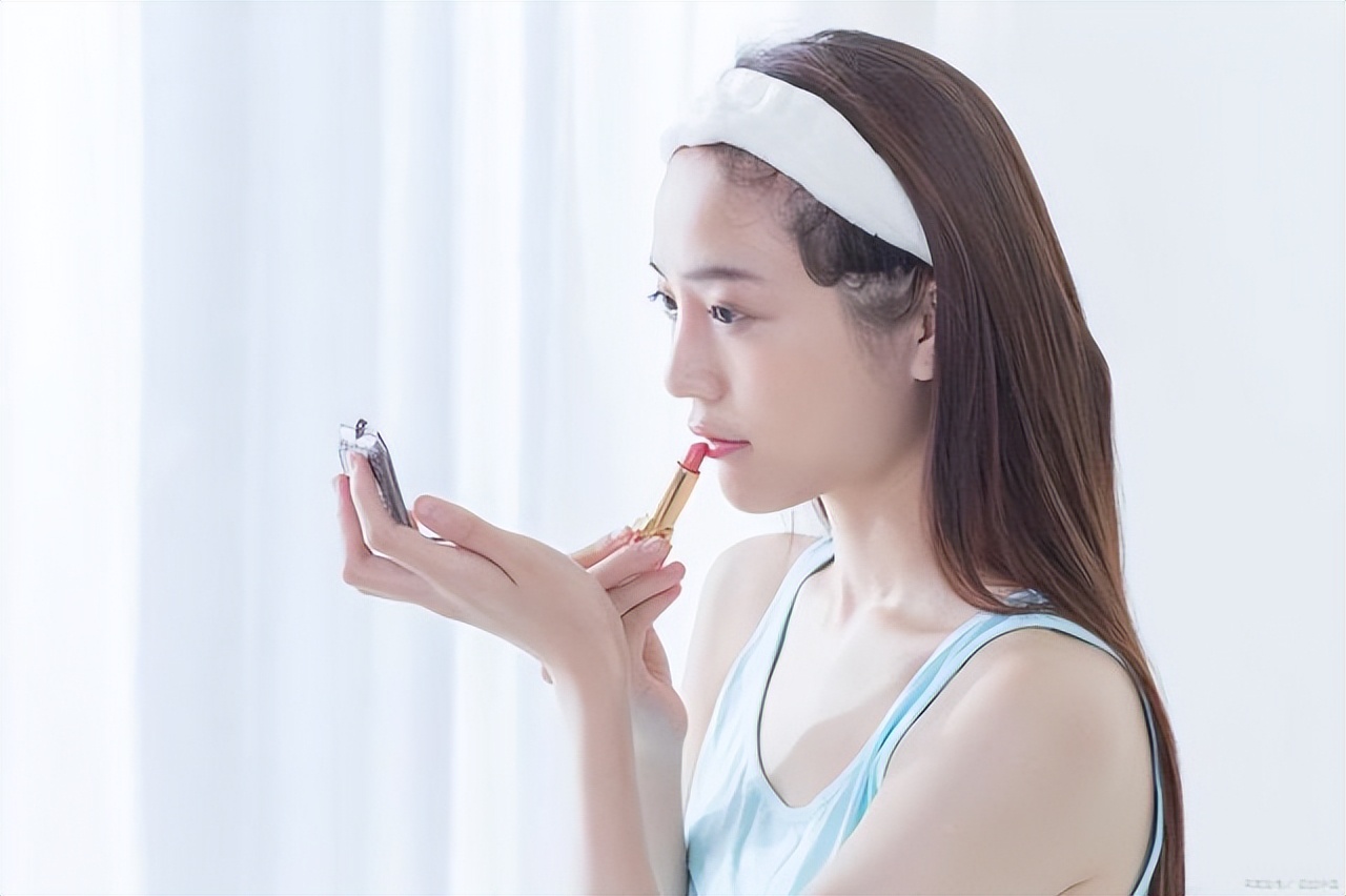 卸妆完脱皮泛红,正确的卸妆方法与步骤