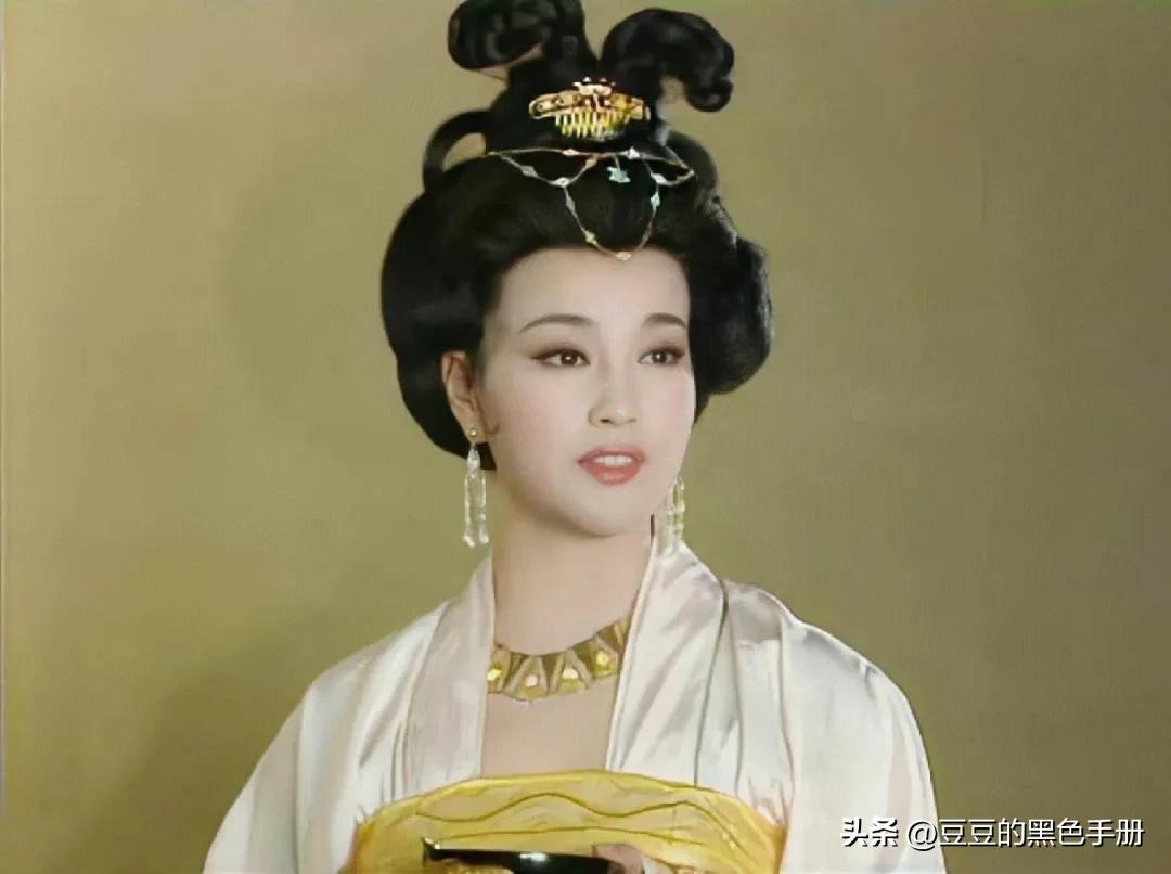 人到中年仍然风韵犹存的两位女星,人老珠黄的18位女星