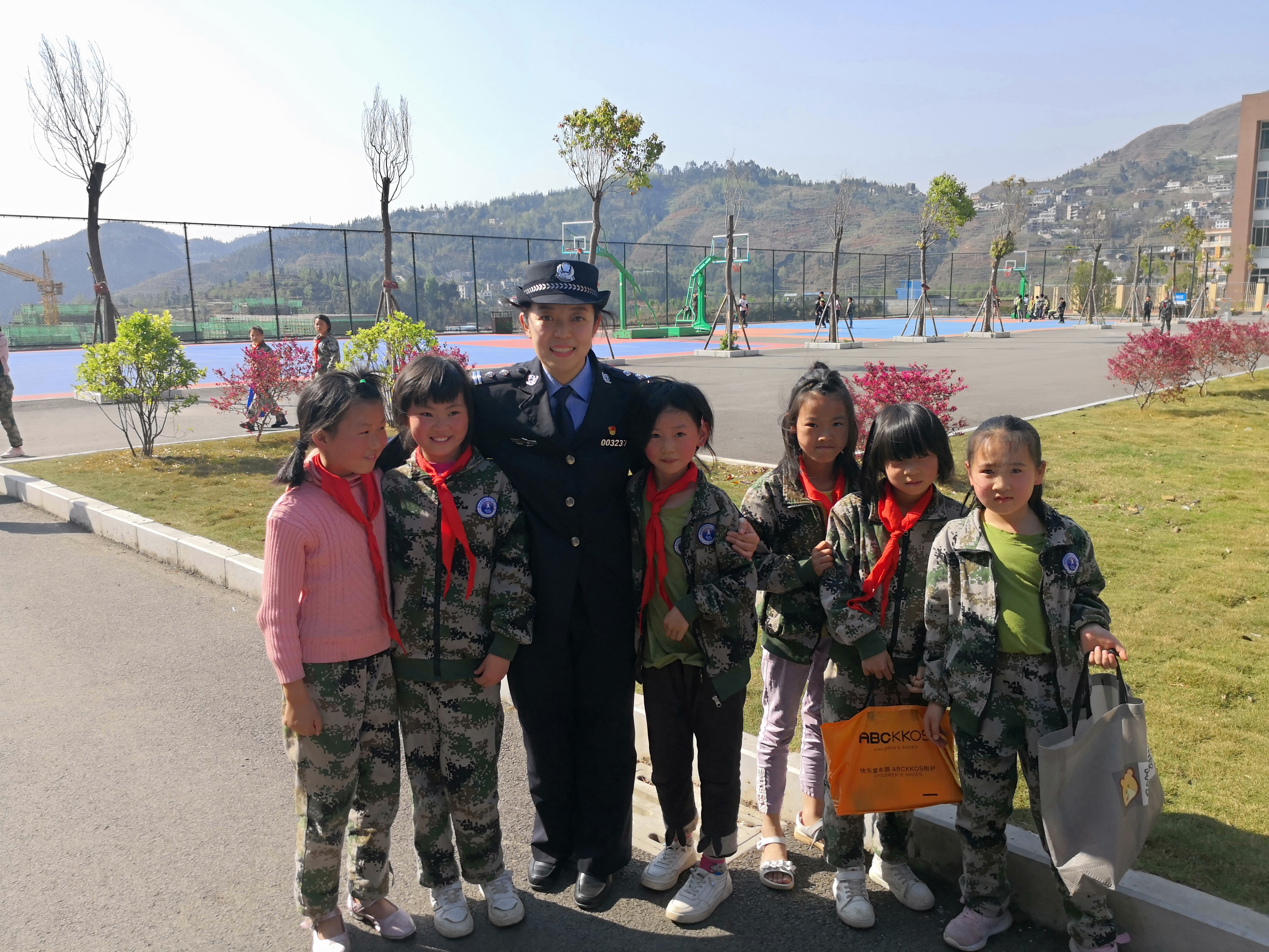 北京来的“警察老师”：踢足球、教英语，给山里的孩子打开一扇窗