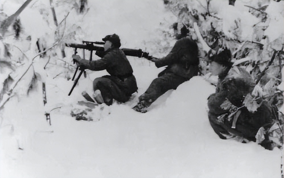 山东97岁老人手握双枪,山东97岁老人手持双枪