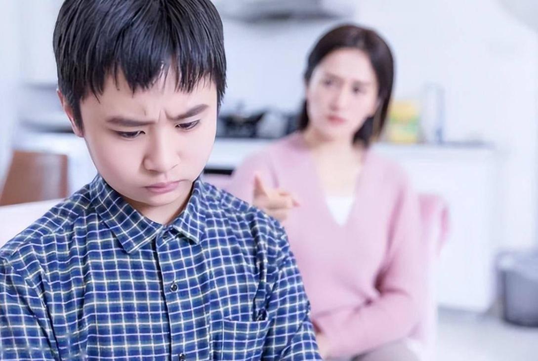 14岁男孩子不和妈妈分床睡的坏处,孩子不想跟爸妈分床睡的心理原因