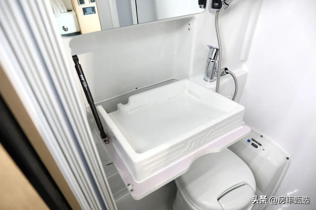 福特新全顺v362中轴低顶升顶房车,齐星全顺v362硬升顶房车