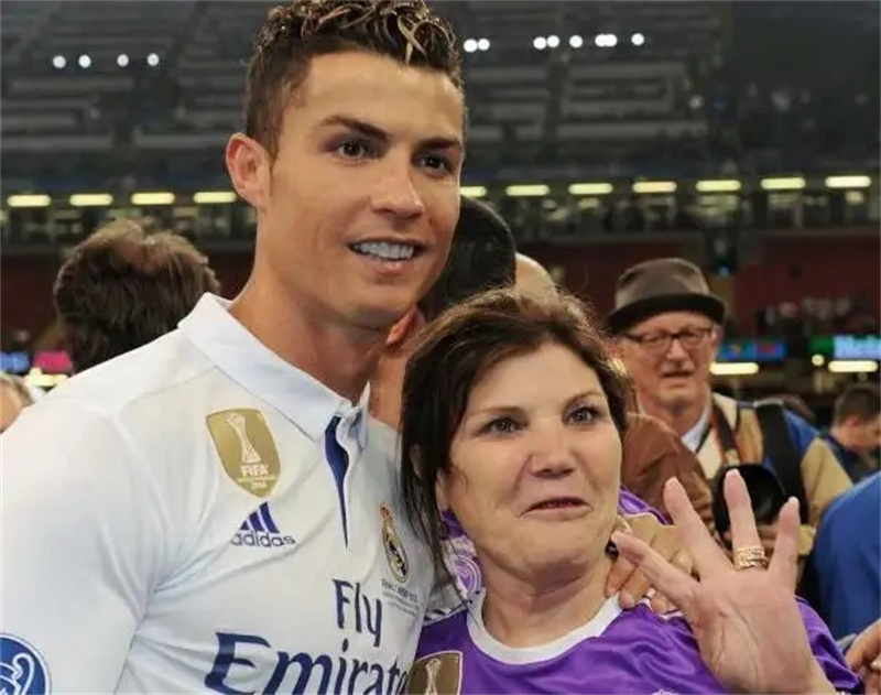 世界球王曾靠受人施舍度日：星光熠熠的C罗，背后全是世态炎凉